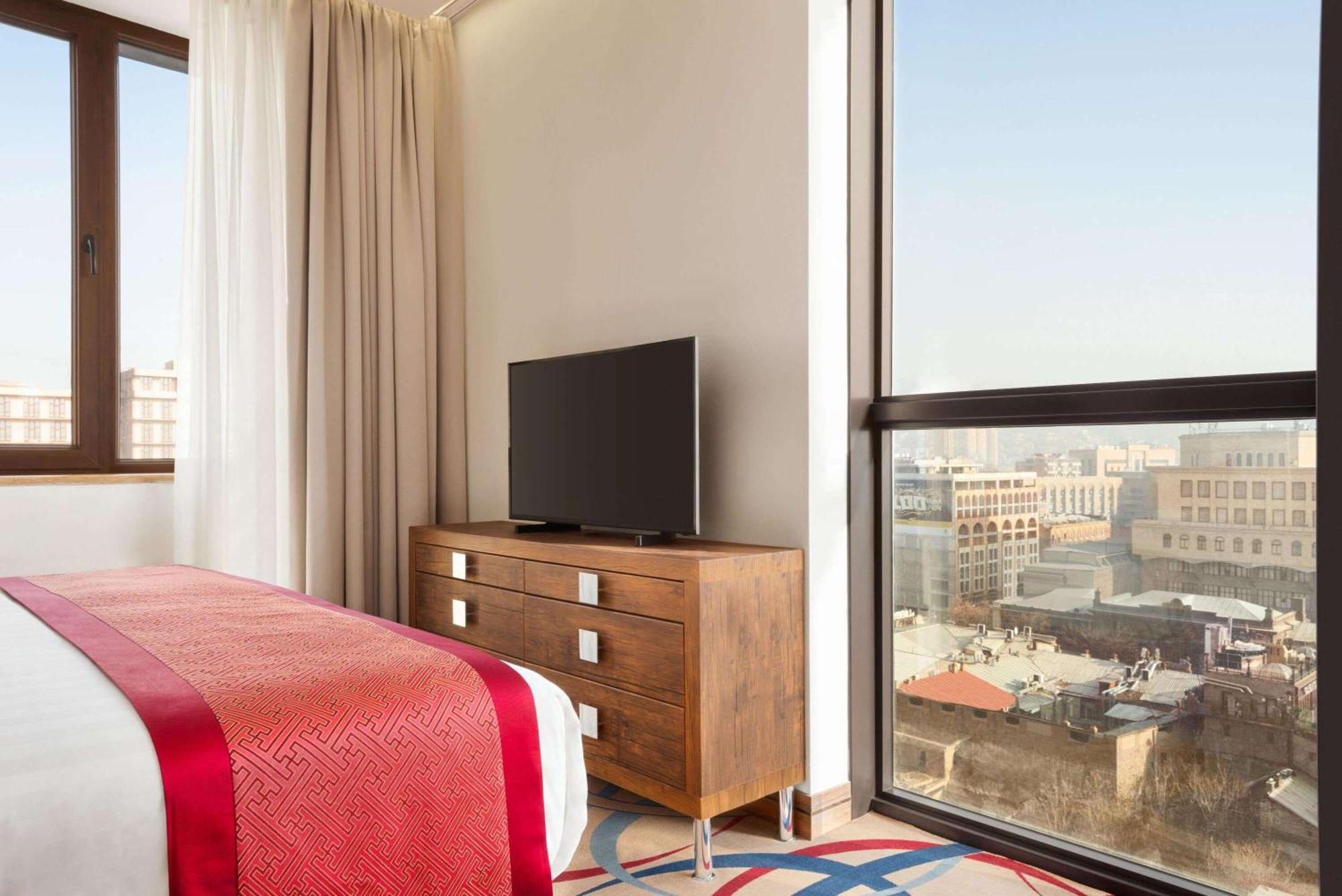 รามาดา โฮเต็ล แอนด์ สวีท บาย วินด์แฮม เยเรวัน Hotel เยเรวาน ภายนอก รูปภาพ