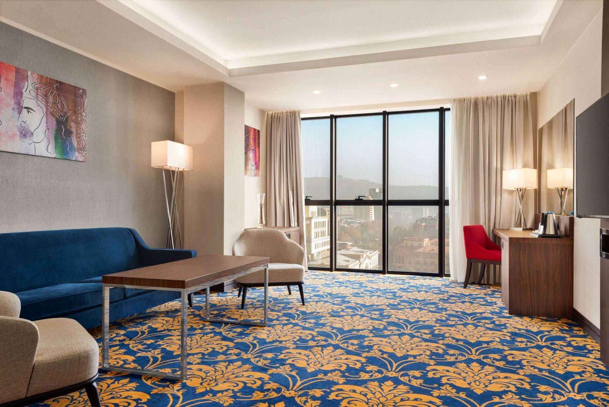 รามาดา โฮเต็ล แอนด์ สวีท บาย วินด์แฮม เยเรวัน Hotel เยเรวาน ภายนอก รูปภาพ